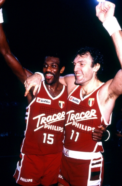 Dino Meneghin e Bob McAdOO dopo la vittoria della Coppa dei Campioni nel 1988